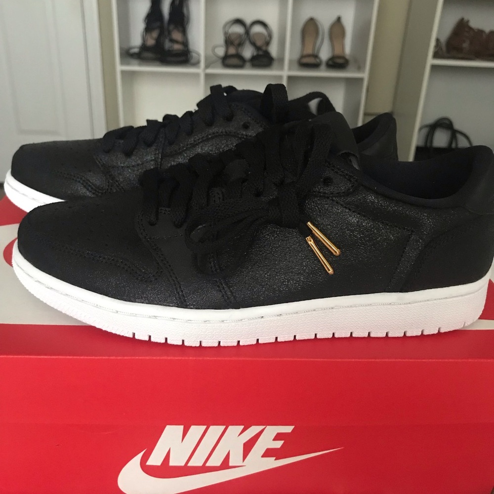 Nike Air Jordan 1 Retro Low- no swoosh.
